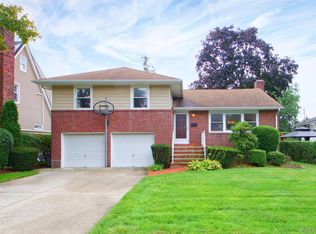26 Cambridge Ave, Garden City, NY 11530