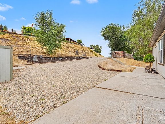 3rd image of 10563 Edgeway Dr