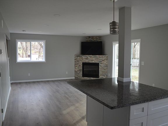 Livingroom with Gas Fireplace