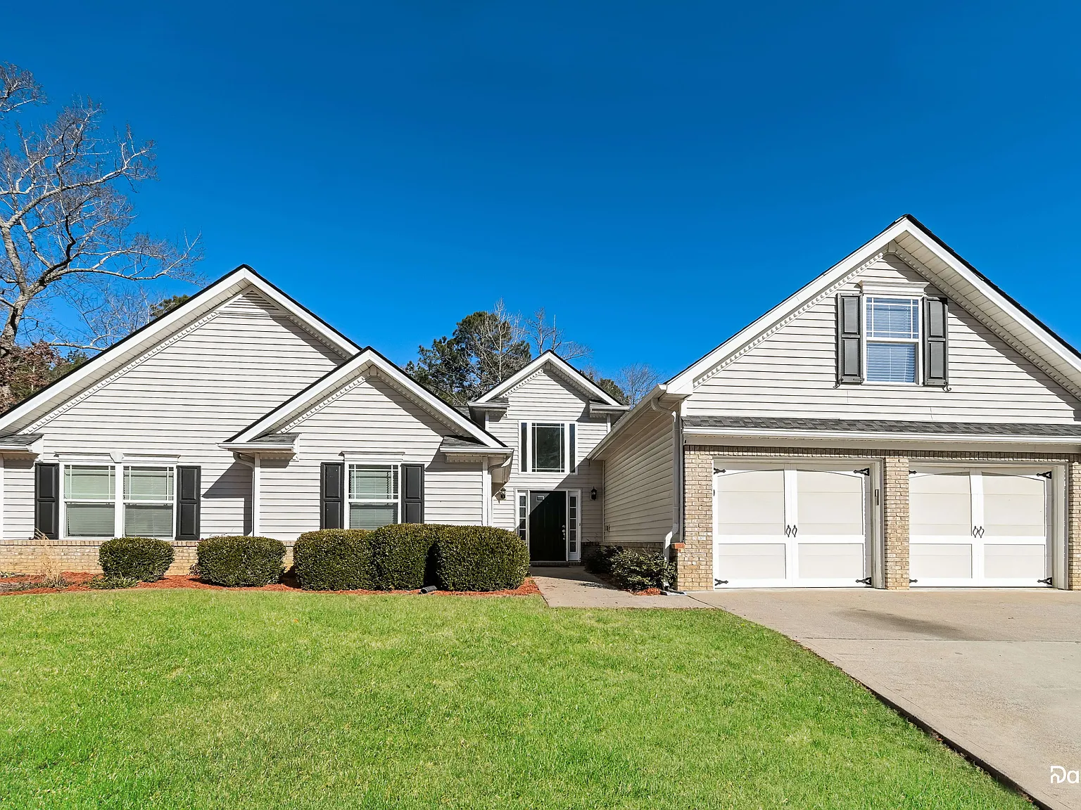 4 bed, 2.0 bath, 2606 sqft, $2,315 — Photo 1