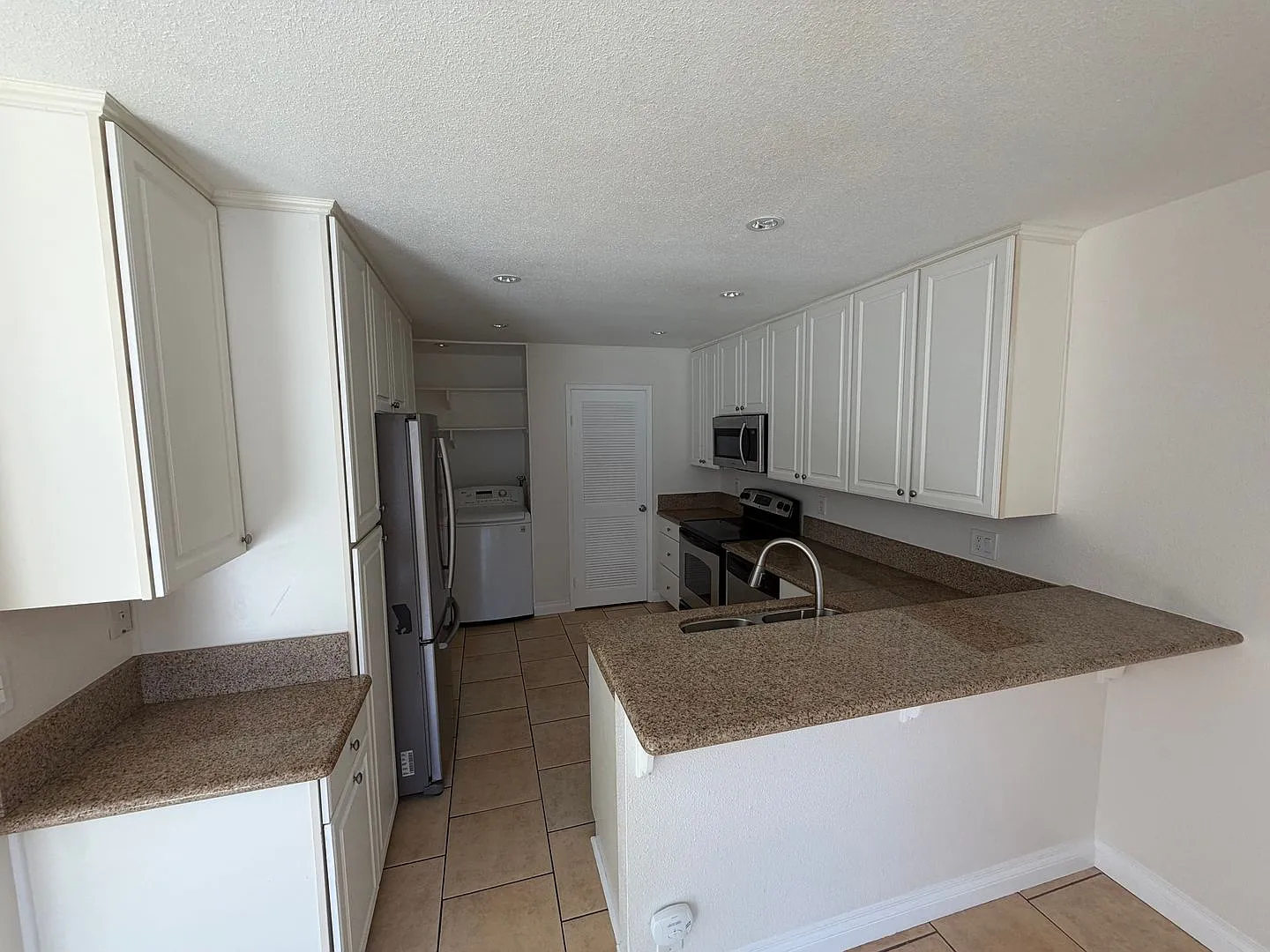 Spacious 3 Bedroom with Large Outdoor Space! — Photo 3