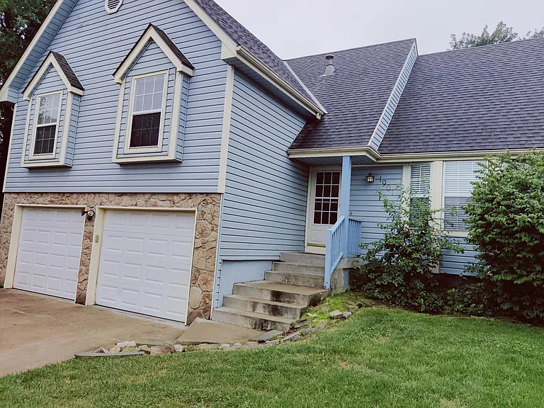 1901 Cherokee Dr — Photo 1