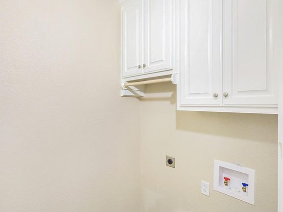4th image of 704 S Main St #704