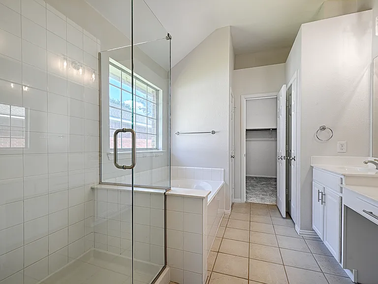 1404 Carriage Ln — Photo 25