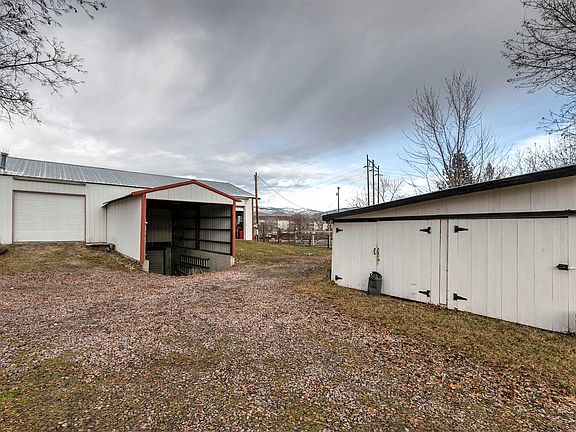 2nd image of 1810 1/2 River Rd