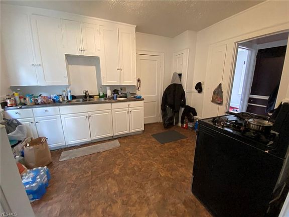 5th image of 10818 Bernard Ave