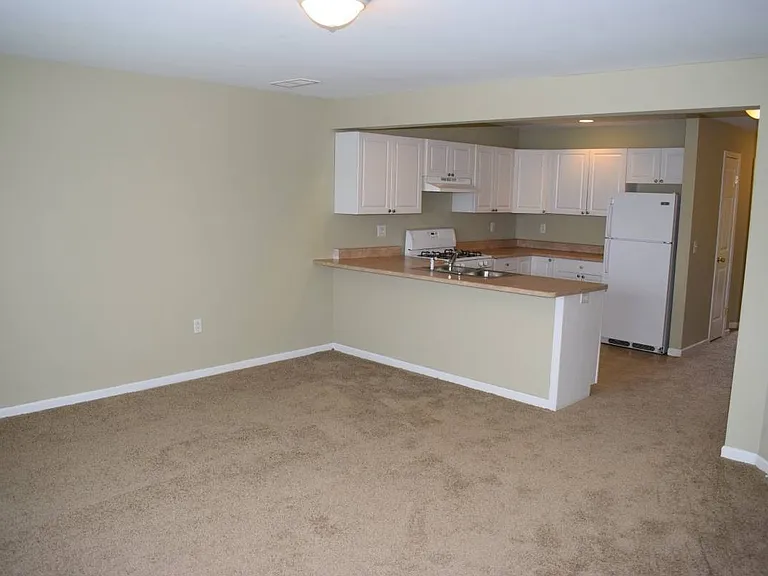 Clover Crossings Apartments — Photo 15