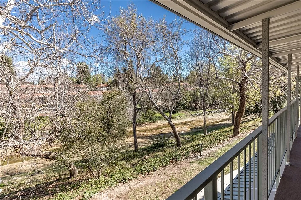 2 bed, 1009 sqft, $3,400 — Photo 1
