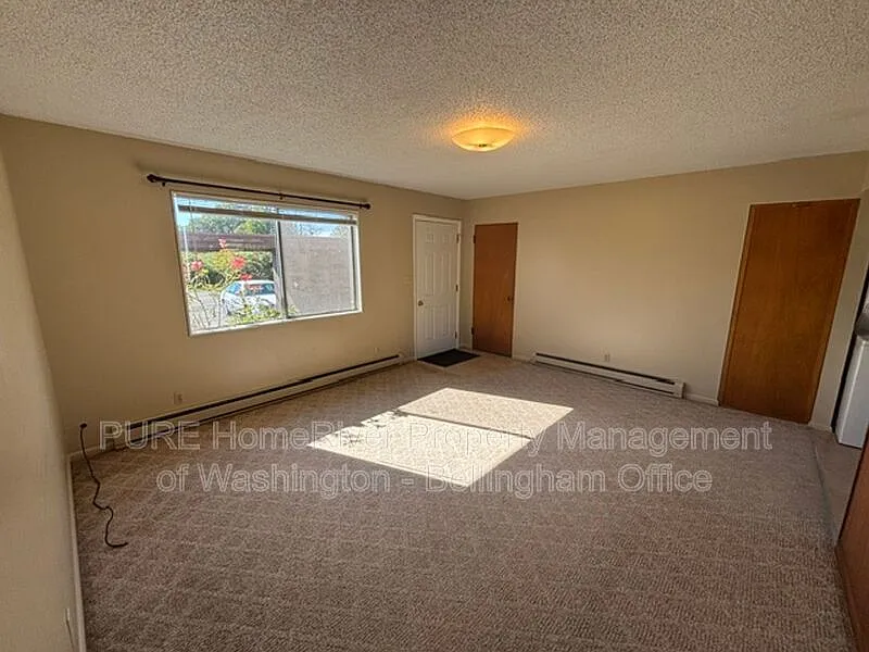 2 bed, 1.0 bath, 800 sqft — Photo 3