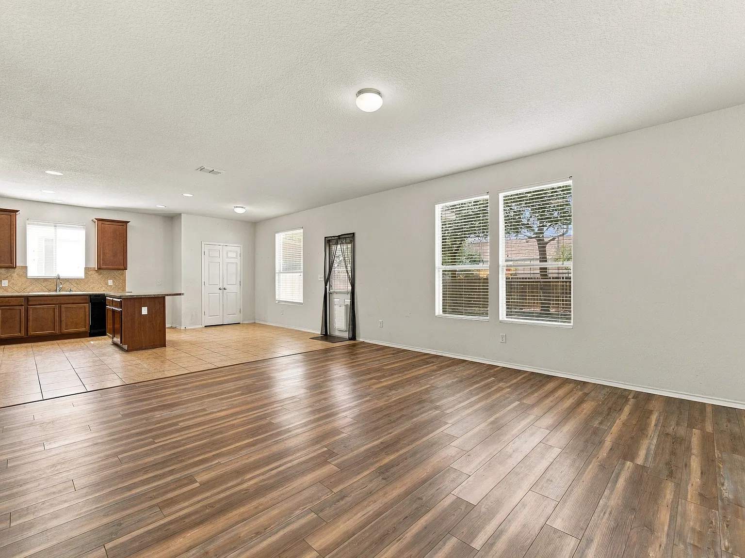 3 bed, 2.5 bath, 2307 sqft, $1,850 — Photo 2