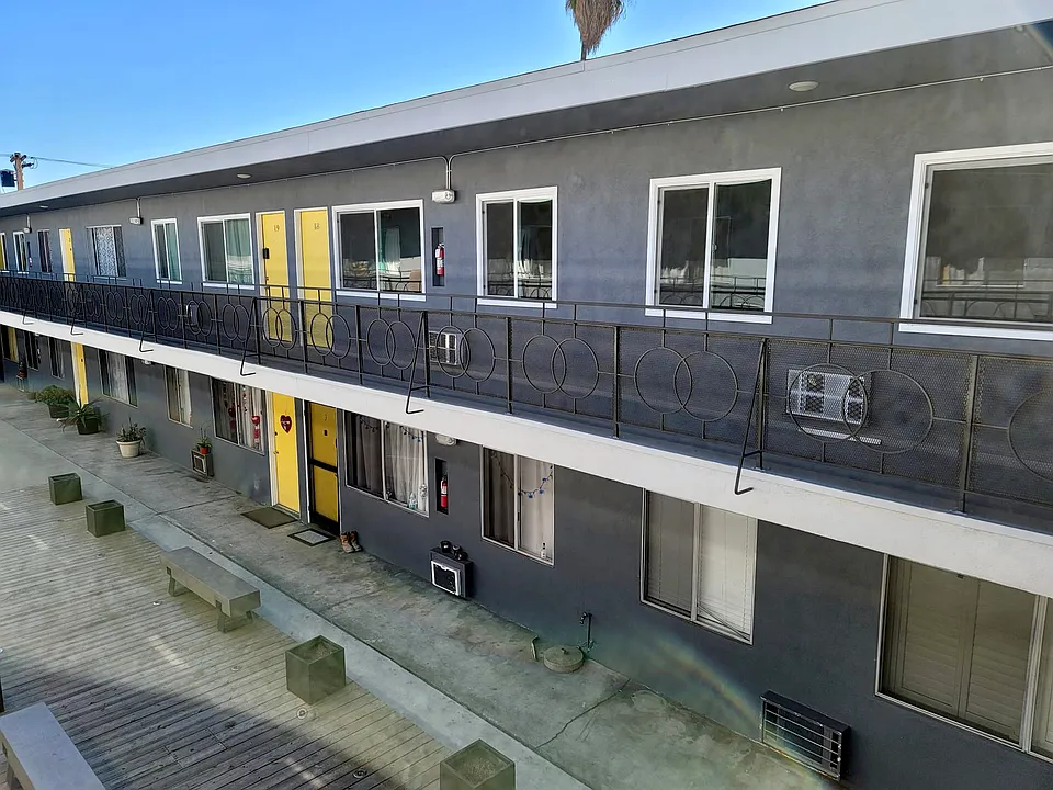 730 N Mariposa Ave