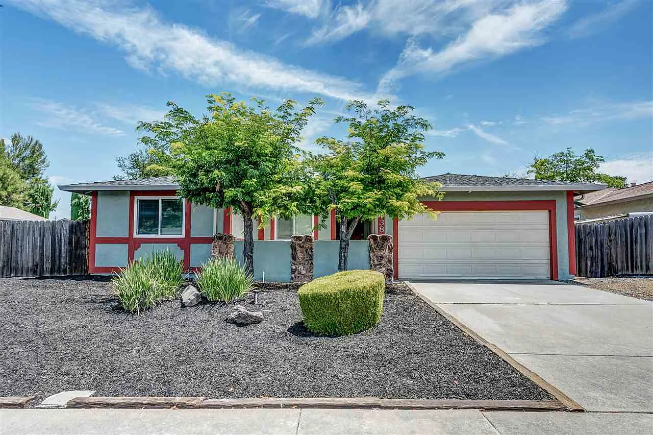 1138 Sapphire Dr photo 1