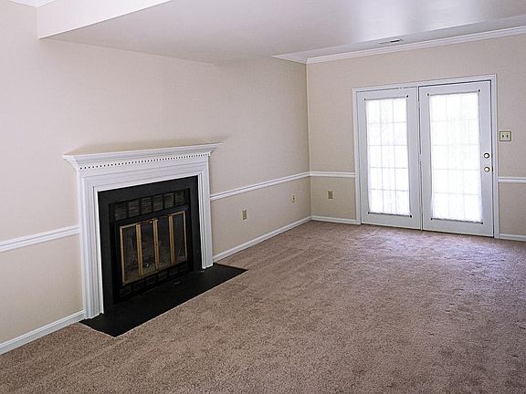 Family room w/ gas fireplace