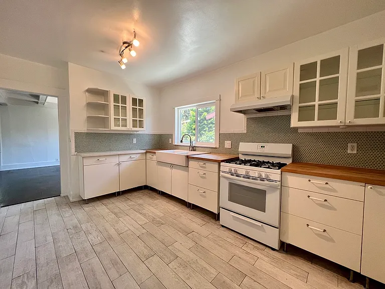 2822 W Avenue 33 — Photo 1