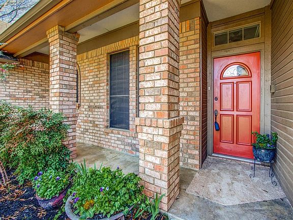 3rd image of 313 Creekside Dr