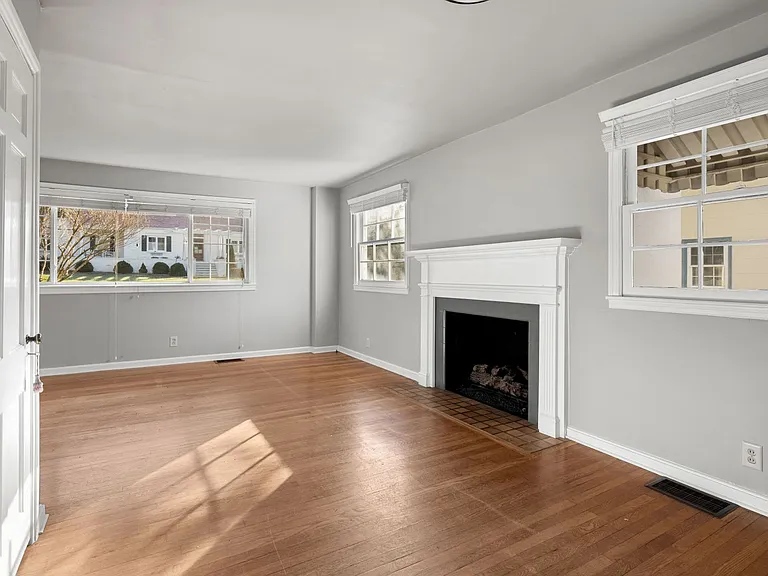 30 Lorraine Ave — Photo 5