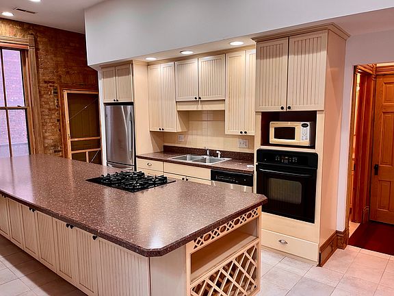 4th image of 214 W Jefferson St #1/2