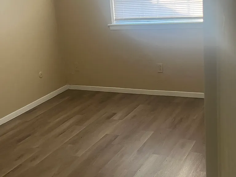 1005 Plover Ln — Photo 3
