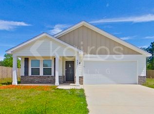 880 Whispering Creek Ave, Freeport, FL 32439