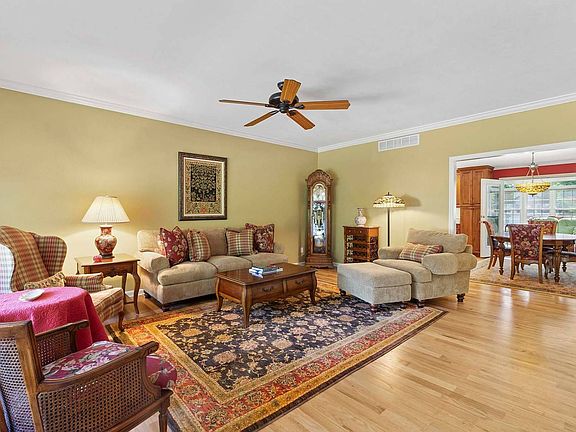 3rd image of 4 Beechnut Ct