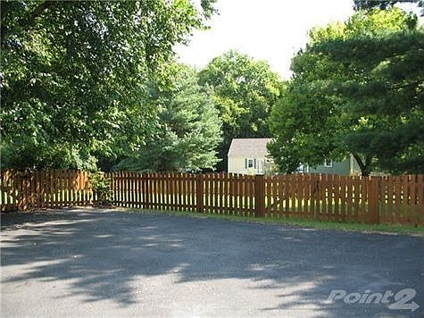 Look at this turn around parking area! Absolutely one of the nicest in Cottonwood! Nice double gate 