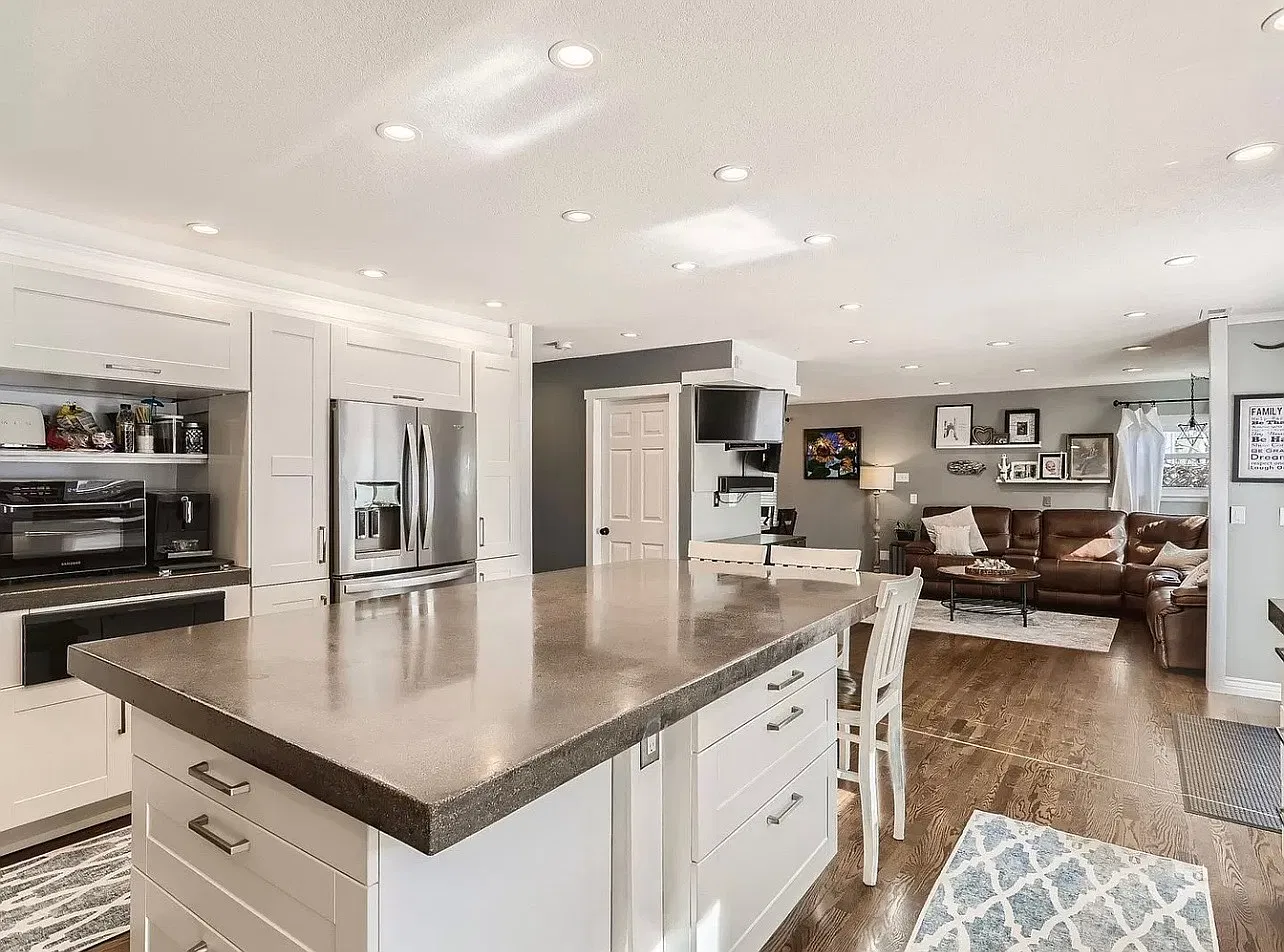 4 bed, 2.5 bath, 2299 sqft, $3,700 — Photo 3