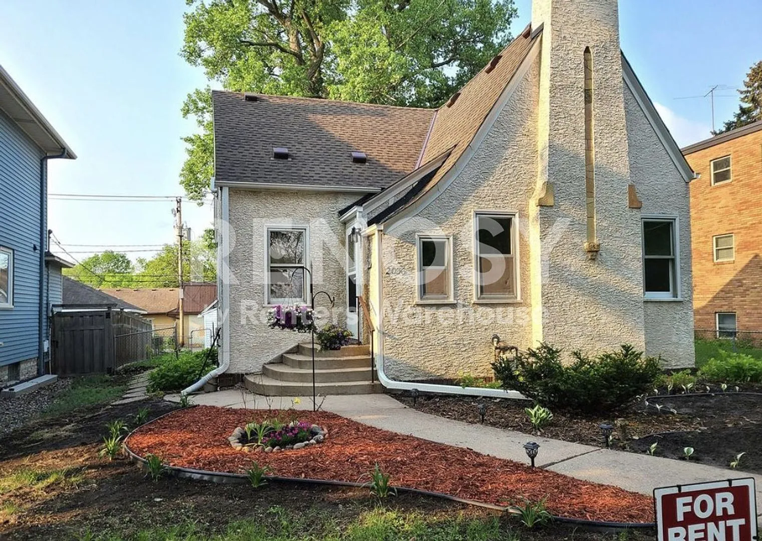 Awesome 5 Bedroom 2 Bathroom Single Family Home! — Photo 2