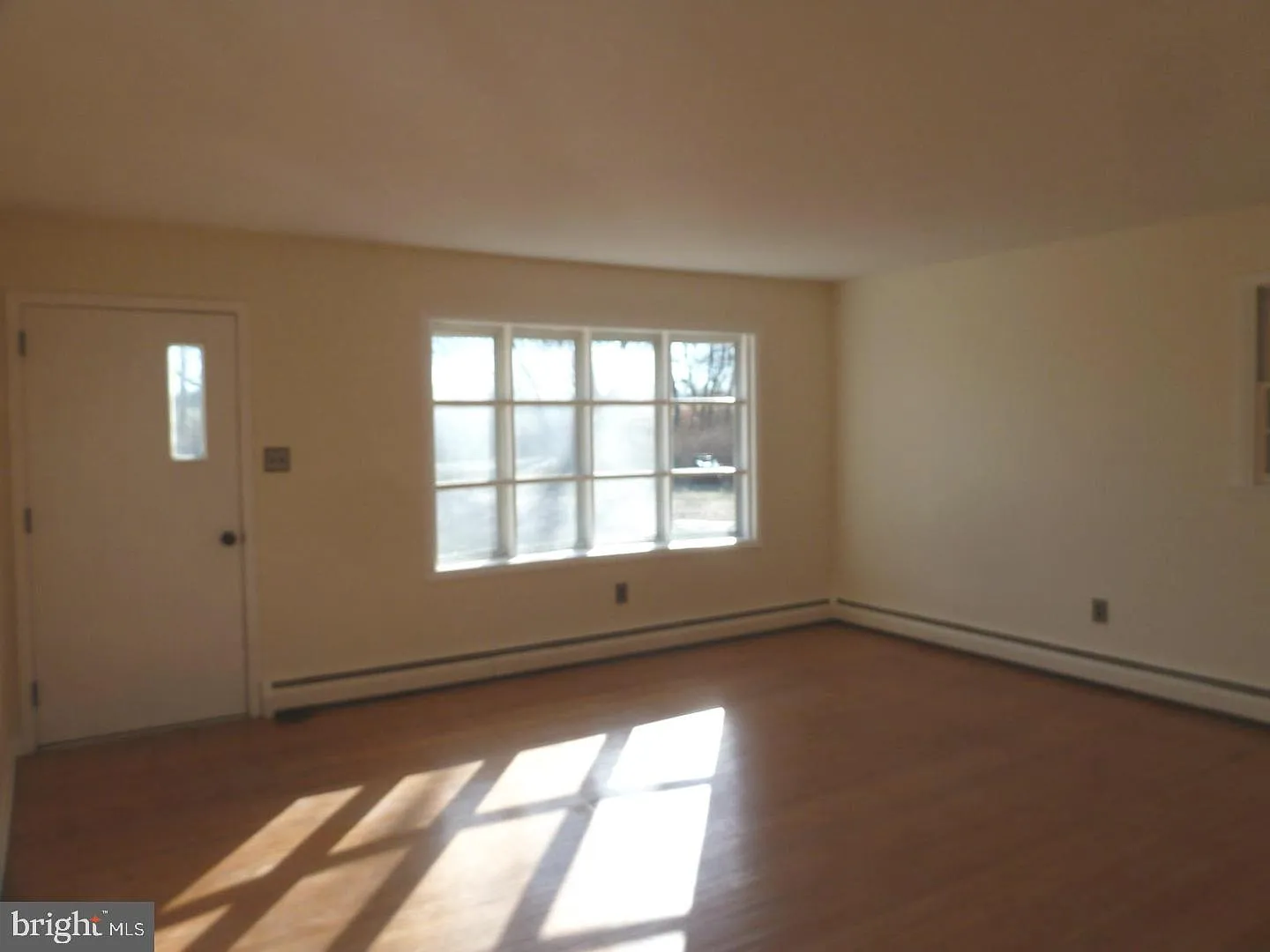 3 bed, 1.0 bath, 1240 sqft, $2,500 — Photo 3