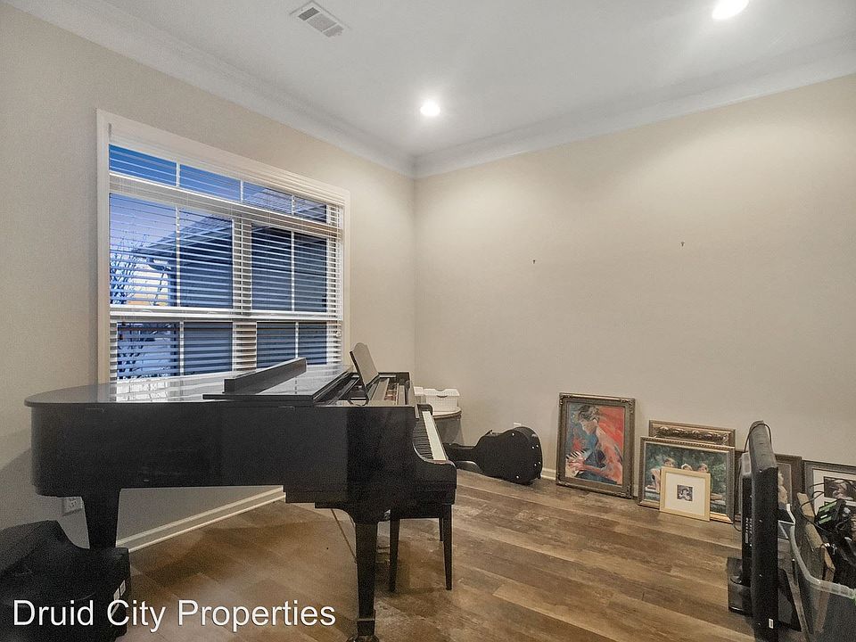 1st image of 484 Remington Cir