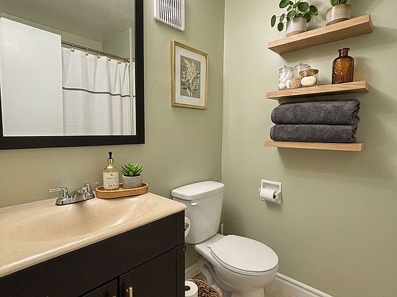 4th image of 425 Rathburn Rd E #74