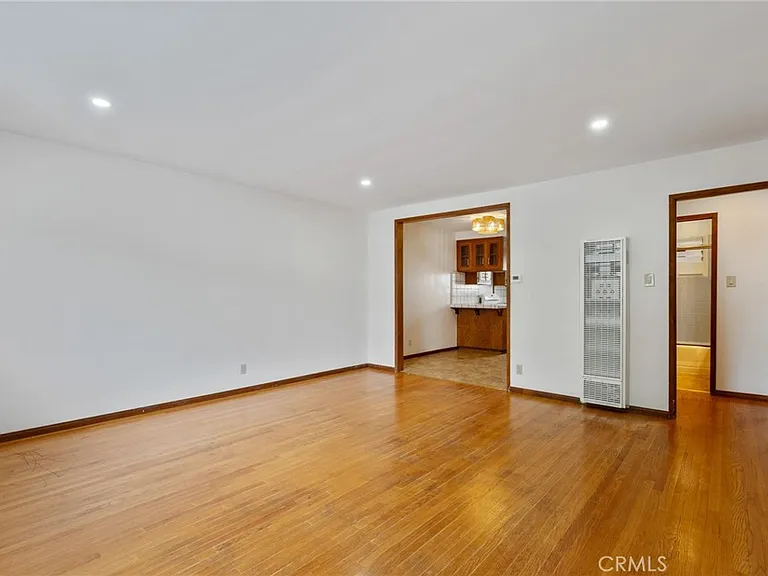 983 W 10th St — Photo 2