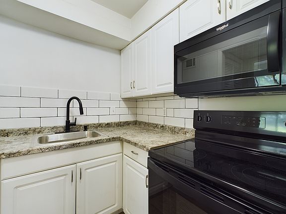 3rd image of 15411 Barat Ave