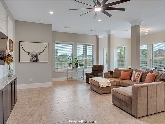 3rd image of 2533 Kimbolton Dr
