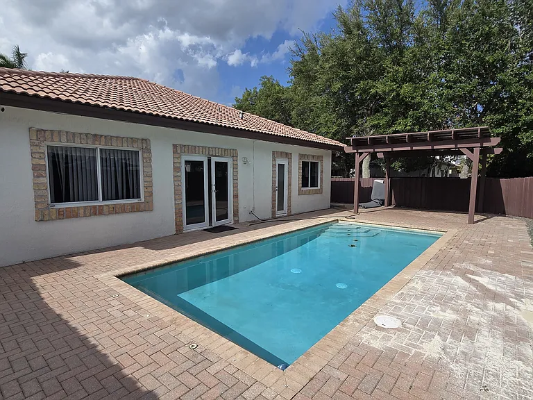 15826 SW 138th Ter — Photo 34