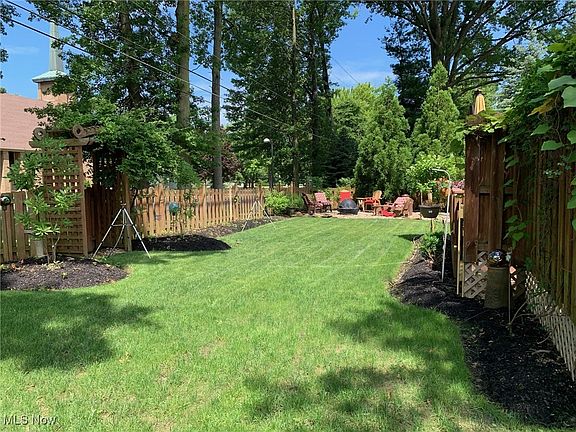 5th image of 172 Crestwood Dr