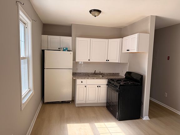 3rd image of 359 Olive St Unit 1