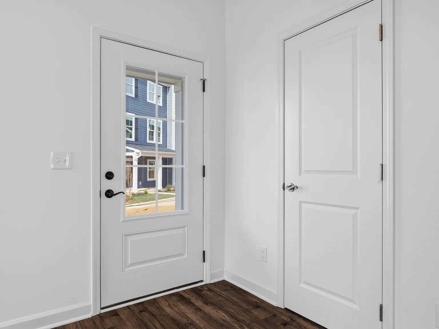 3 bed, 2.5 bath, 1898 sqft, $2,600 — Photo 2