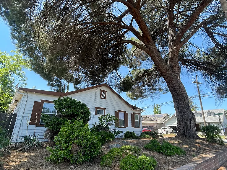 1802 W Harding Way — Photo 13