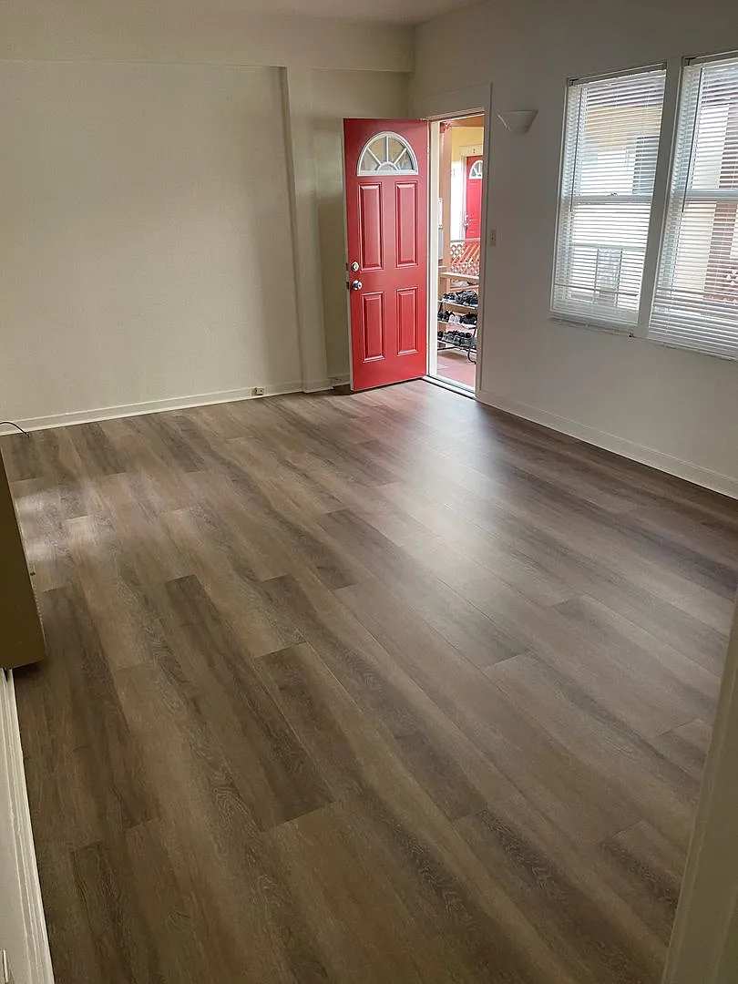Freshly painted, studio apartment with new Laminate Flooring — Photo 3