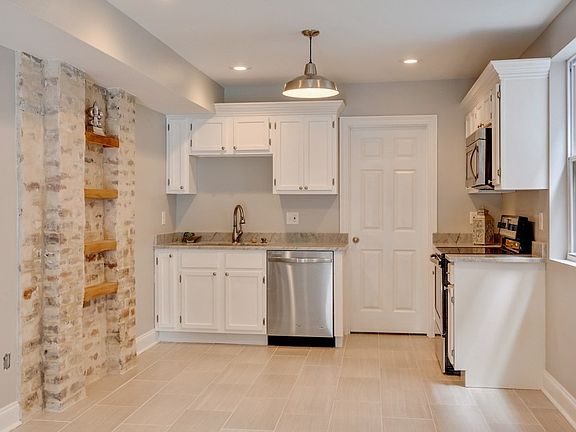 3rd image of 729 Lyons St