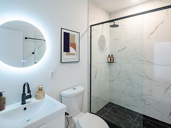 4th image of 2621 W Oxford St Unit 203