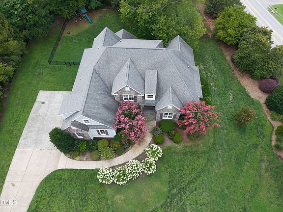 2nd image of 693 Hawthorne Pl