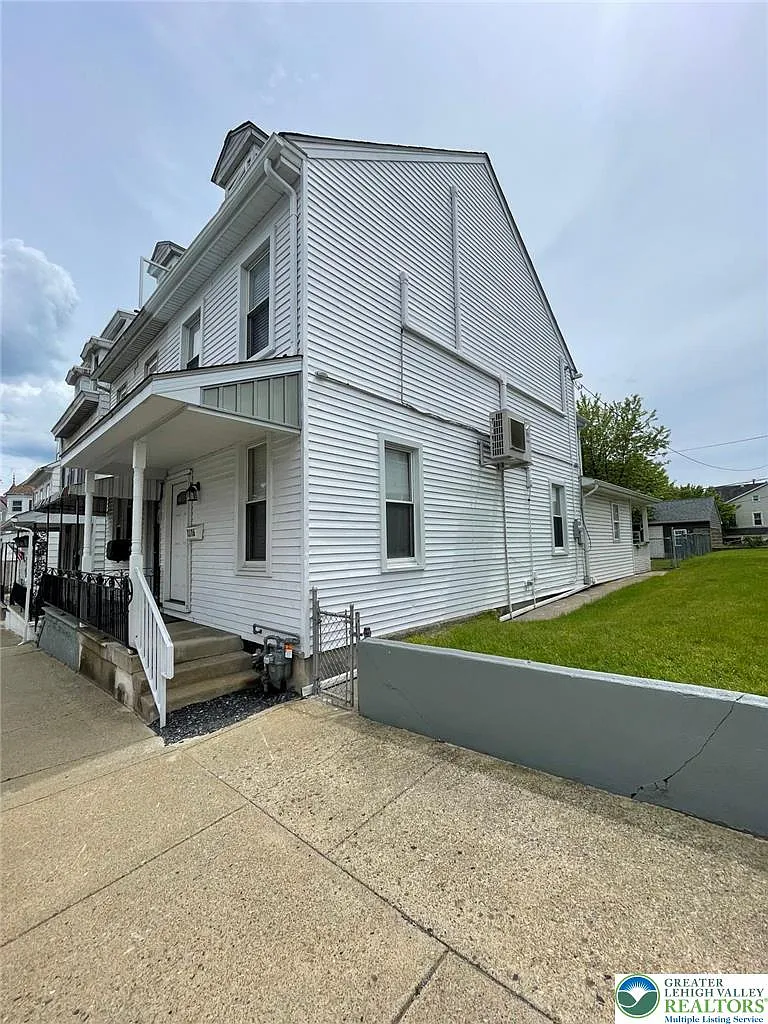 3 bed, 1.5 bath, 1580 sqft, $1,995 — Photo 3