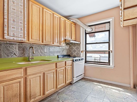 4th image of 828 Gerard Ave APT 3A