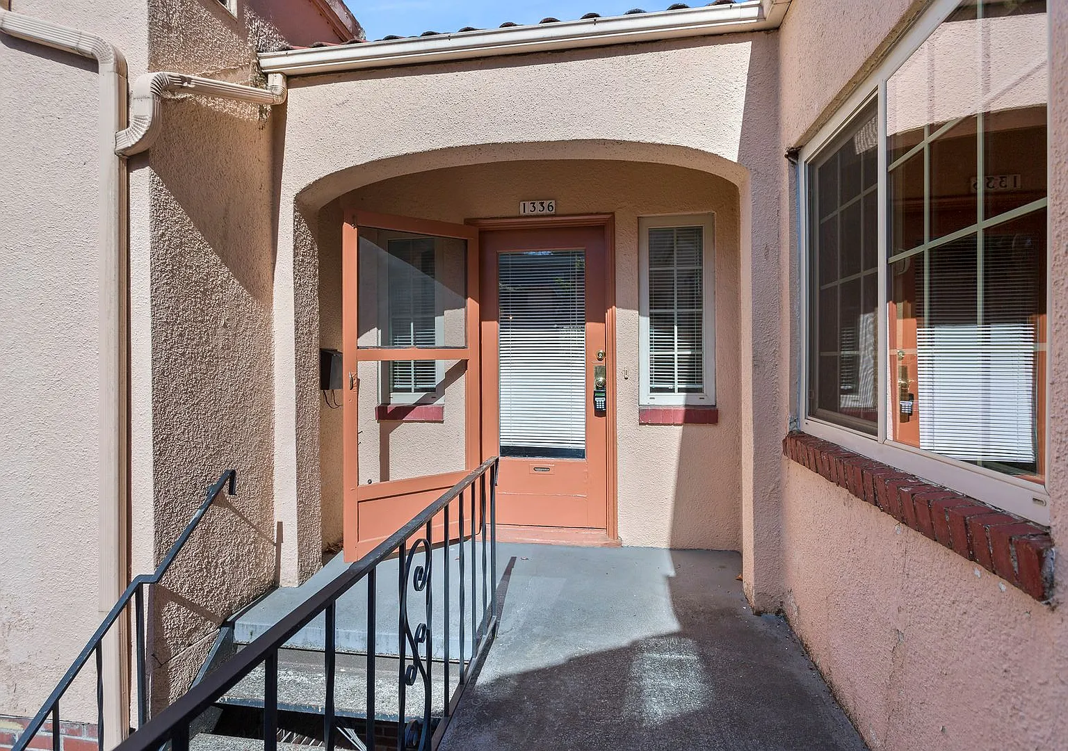 Hacienda Apartments — Photo 3