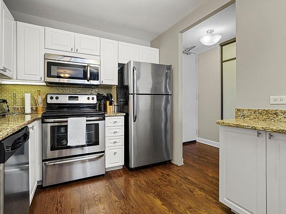 3rd image of 550 W Adams St #3C