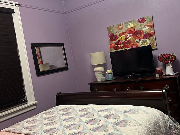 4th image of 1111-1113 E 35th St