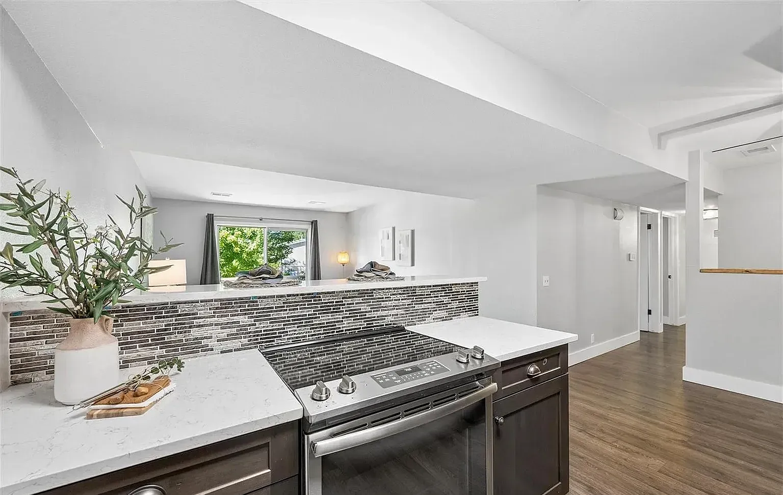 2 bed, 901 sqft, $2,100 — Photo 4
