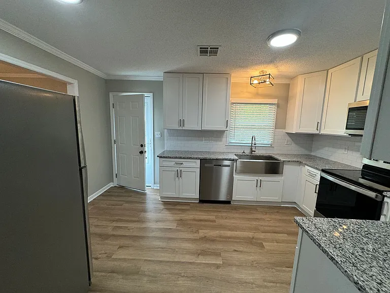 2434 Oxford Dr — Photo 13