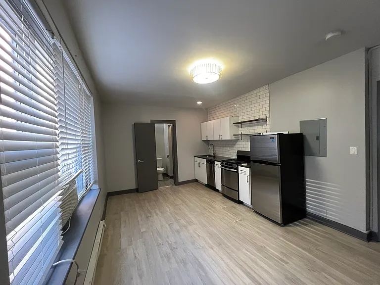 944 W Montrose — Photo 18